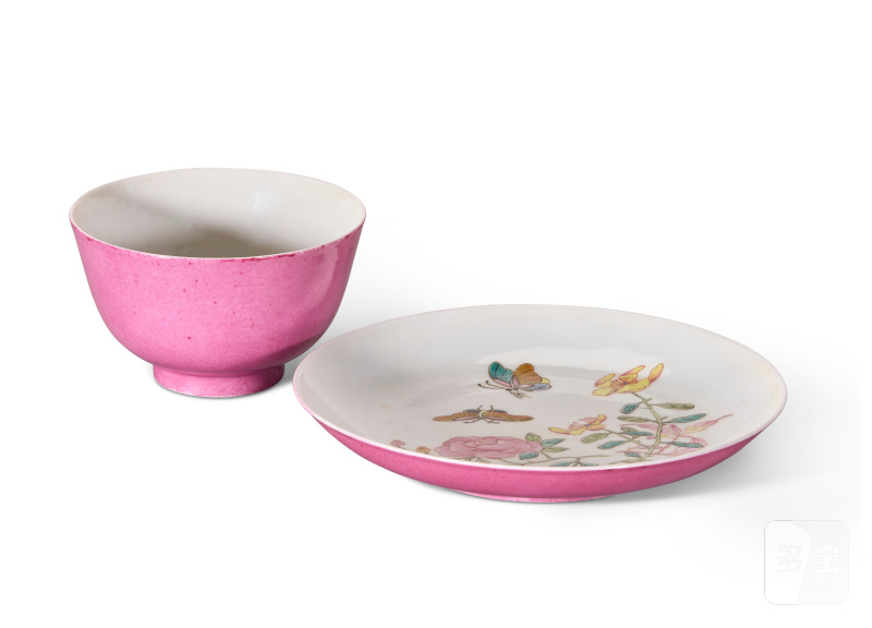 清雍正 胭脂紅釉粉彩蝶戀花杯及碟 一組兩件  CHINA, QING DYNASTY, YONGZHENG PERIOD (1723-1735) - 图2
